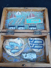 Original bemalte Kiste Kunstobjekt Treibholz Muschel Stein Wale Boote und Häuser