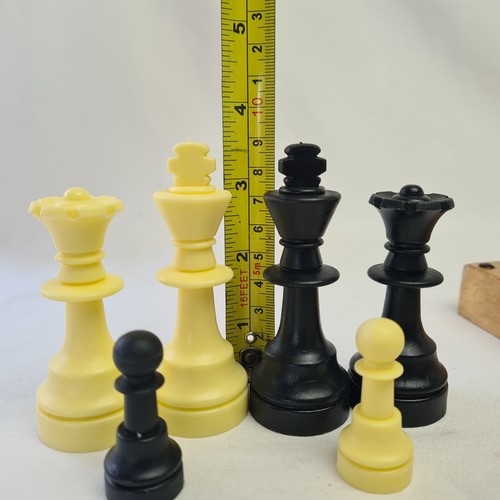 Vintage Plastic Chess Pieces (3.5") with dd Dixon Wooden Board Box – Complete - Picture 4 of 16