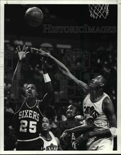 Press Photo John Williams goes over Roy Hinson to swat at shot by 76ers.