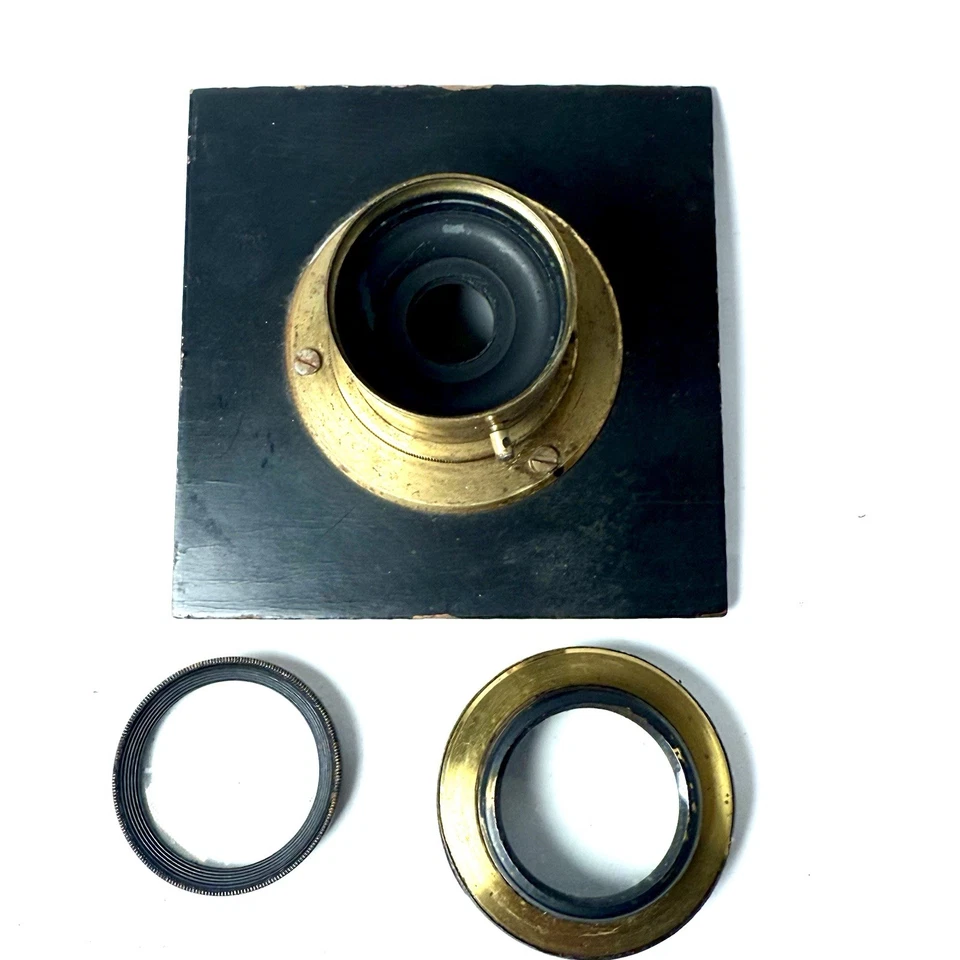 Lente de cámara de latón antigua montada en tablero de lentes de madera iris de trabajo Foto 3 de 4