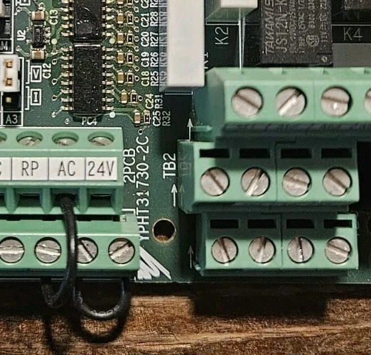 Placa de circuito YASKAWA YPHT31730-2C usada - Imagem 2 de 4