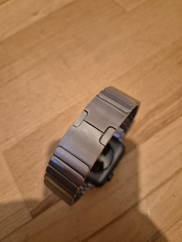 Apple Watch Series 2 42MM Space Grey With Metal Strap Untested. - Image 3 of 4