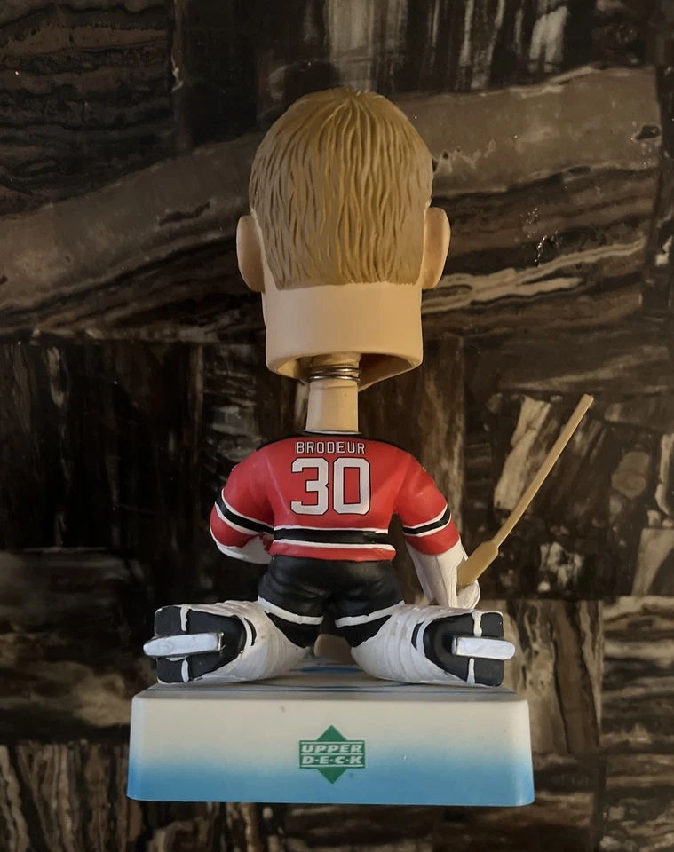 Martin Brodeur 2002 Nueva Jersey Devils Red Bobblehead Upper Duck Play Makers ¡Fuera! Foto 4 de 4
