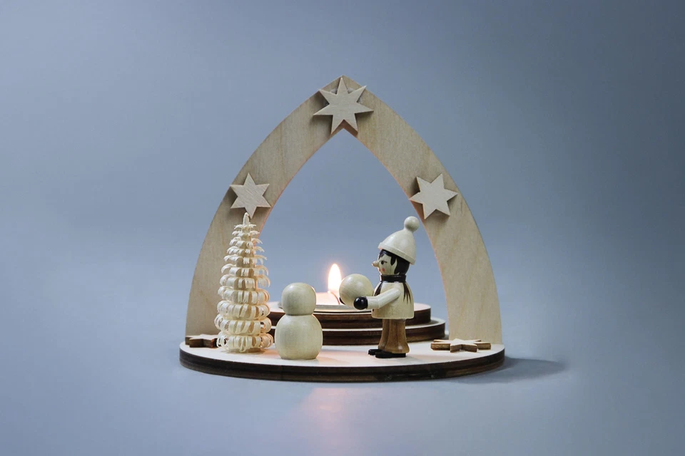 WEIGLA GÜNTER GLÄSER LEUCHTENHERSTELLUNG Teelichthalter Winterkind Schneemann bauend Länge ca 12 cm NEU Schnee Winter