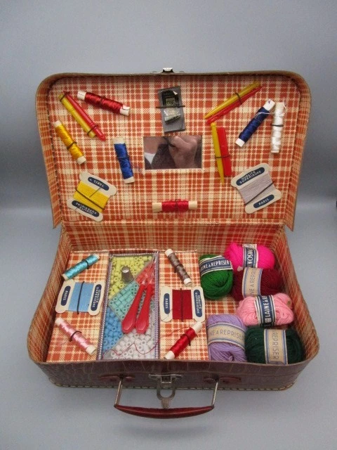Cette Valise est une Petite Boite en Métal pour vos Toupies en Voyage