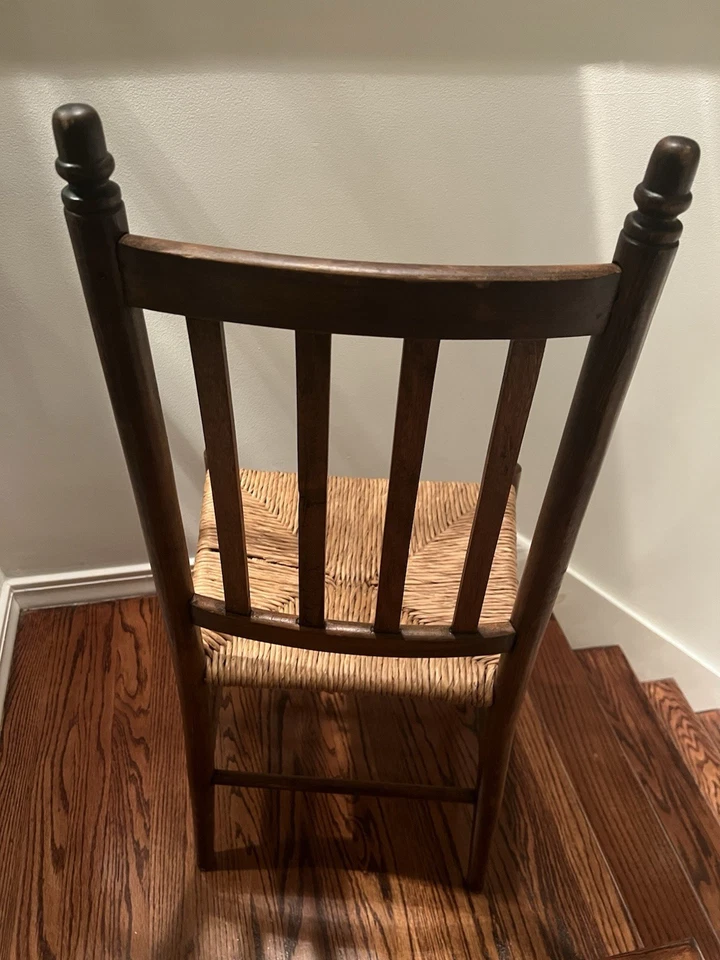 Silla de granja de madera antigua con asiento de paja tejida Foto 3 de 4