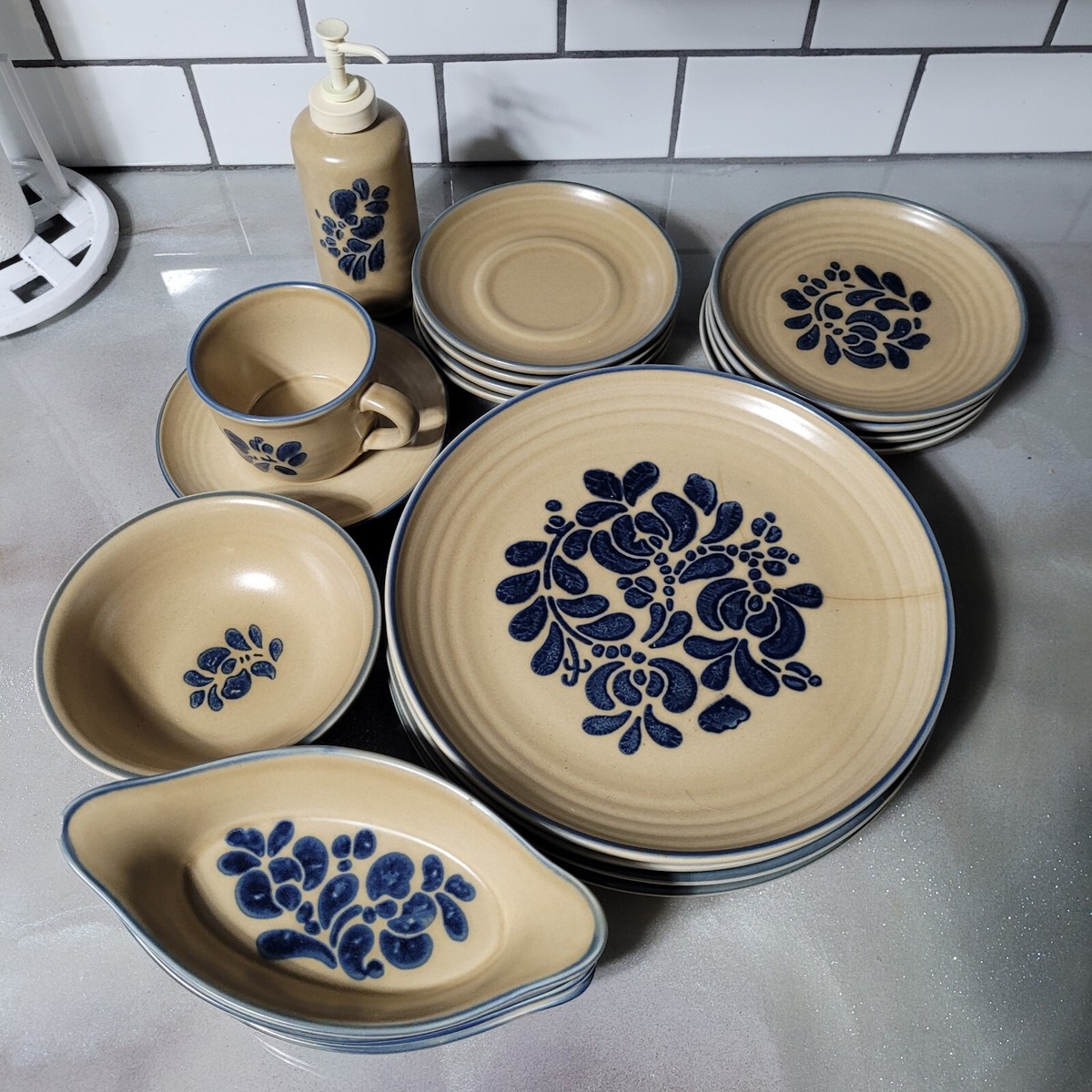 Vintage Pfaltzgraff Folk Art Dinnerware. USA Stamp Active 1980. 20