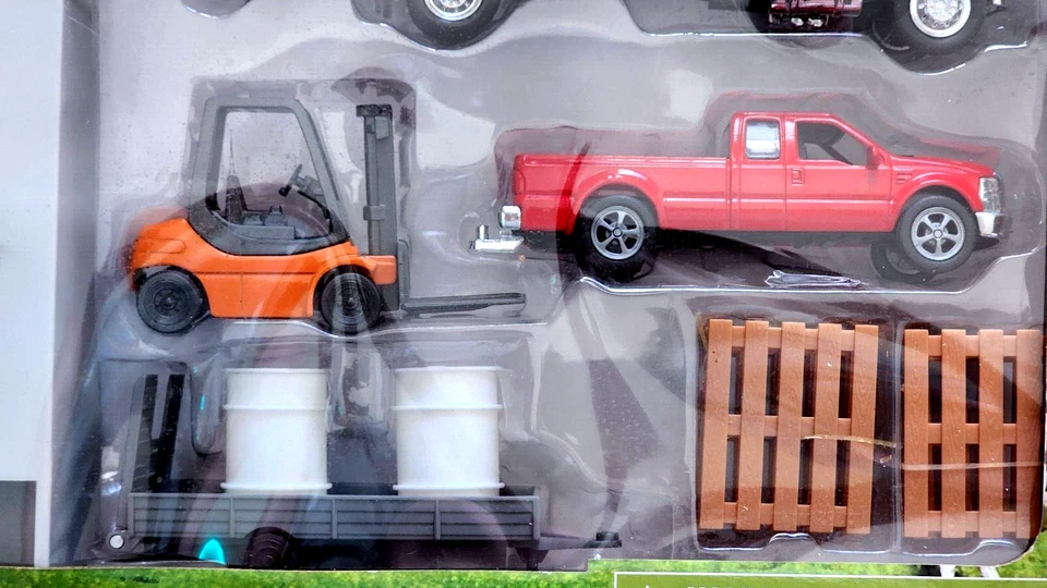 NewRay Kenworth Farm Store Playset – Semi Truck, Pickup, Forklift, Accessories - Image 3 of 4