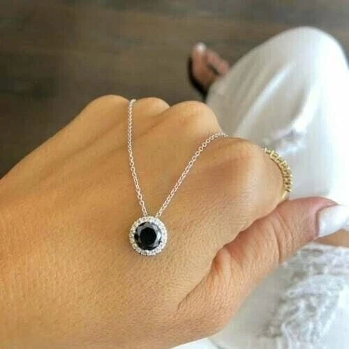 Colgante enchapado en oro blanco de 14 K con halo de diamantes negros de corte redondo de 1,50 quilates Foto 4 de 4