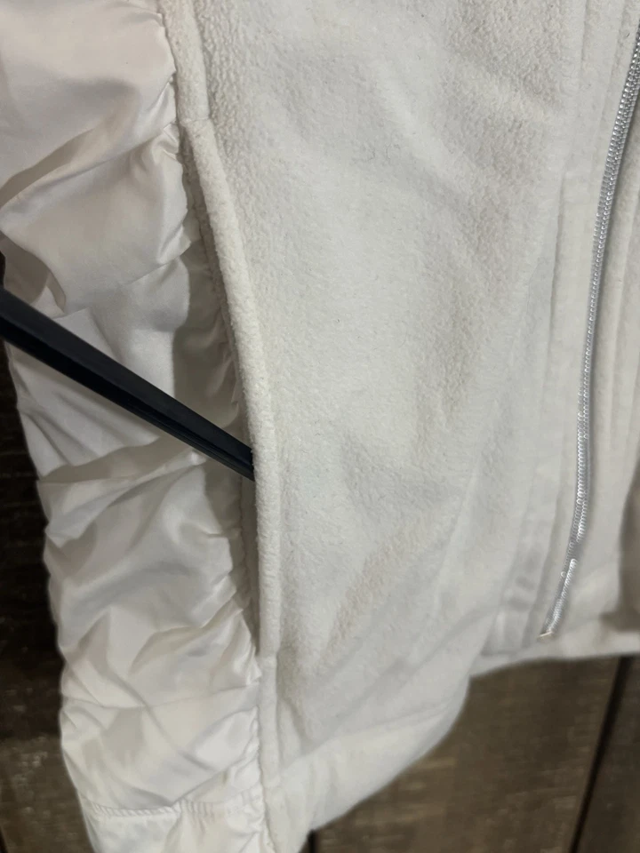 Женская флисовая куртка с вышивкой PGA белый резак и бак собранные в рюш стороны маленький размер - Изображение 3 из 4