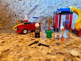 Lego City Town Fireman Lot 10671 Fire Emergency 60088 Fire Starter Set 2015