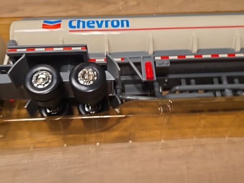 Camión cisterna Chevron 1999 edición limitada nuevo diecast escala 1:24 en caja original - Imagen 6 de 14