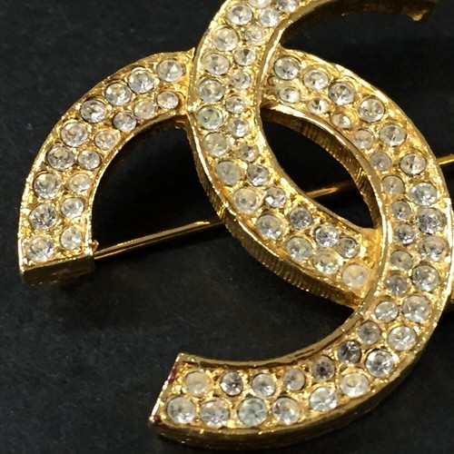 CHANEL CC Logo Rhinestone Gold Tone Brooch/6BD0965 - Imagen 3 de 8