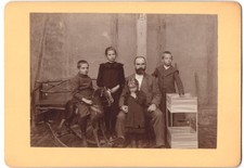 Fotografie Vater mit Töchtern & Söhnen, Knaben mit Schaukelpferd & Kastendrache 