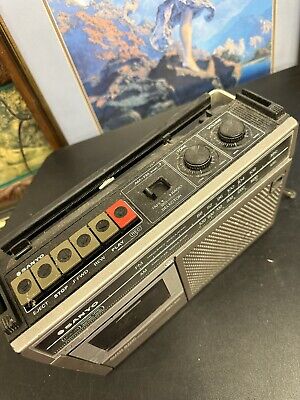 VINTAGE SANYO 2 BAND RADIO CASSETTE RECORDER M2562 PARTS VINTAGE SANYO 2 BAND RADIO CASSETTE RECORDER M2562 PARTS