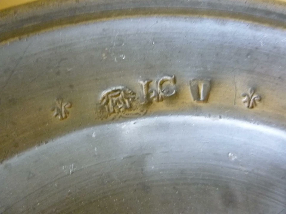 ASSIETTE OU PLAT EN ETAIN ZINN PEWTER XVIIIe L C T FLEUR DE LYS - Photo 1/1