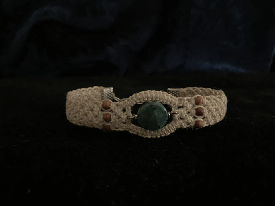 Pulseira de cânhamo - Pulseira de macramê com fio de cânhamo branco com contas de pedra de sangue e sândalo - Imagem 3 de 4