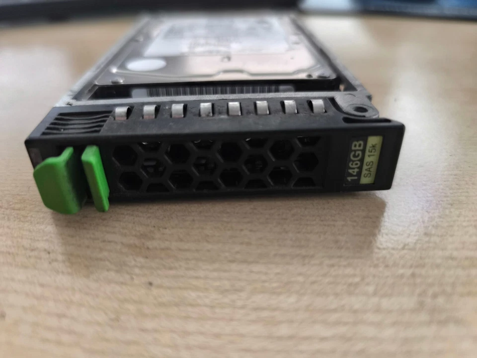 Fujitsu HDD 146GB caddy 2.5" 10K SAS A3C4010974 HDEAA01FSA5I - Immagine 3 di 4