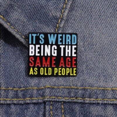 It's Weird Being The Same Age As Old People Emaille Anstecknadel Brosche Knopf Geschenktüte