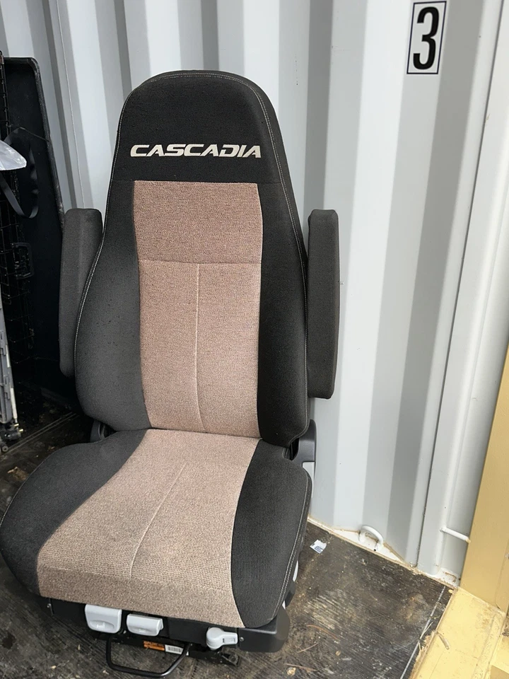 Freightliner Cascadia 2018-2024 asiento delantero derecho del lado del pasajero OEM Foto 2 de 4
