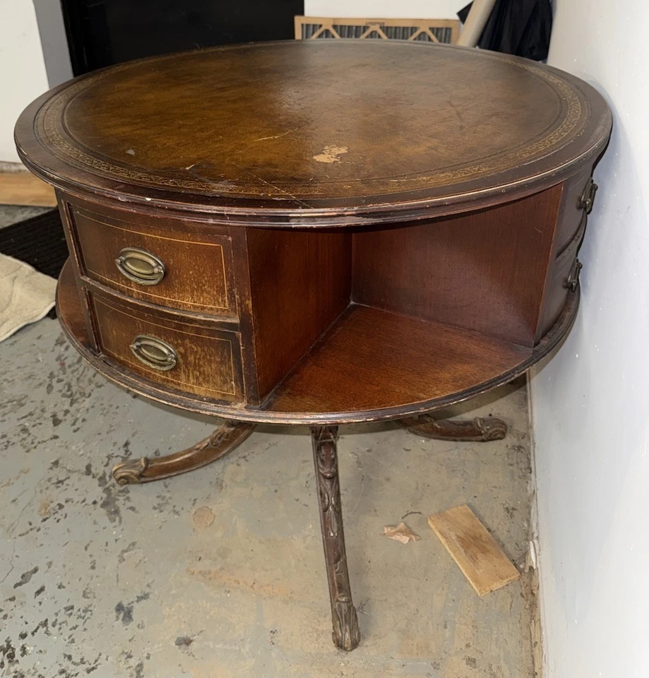 Mesa de alquiler de cuero con tambor giratorio estilo caoba Regency - OCHO CAJONES  Foto 3 de 4