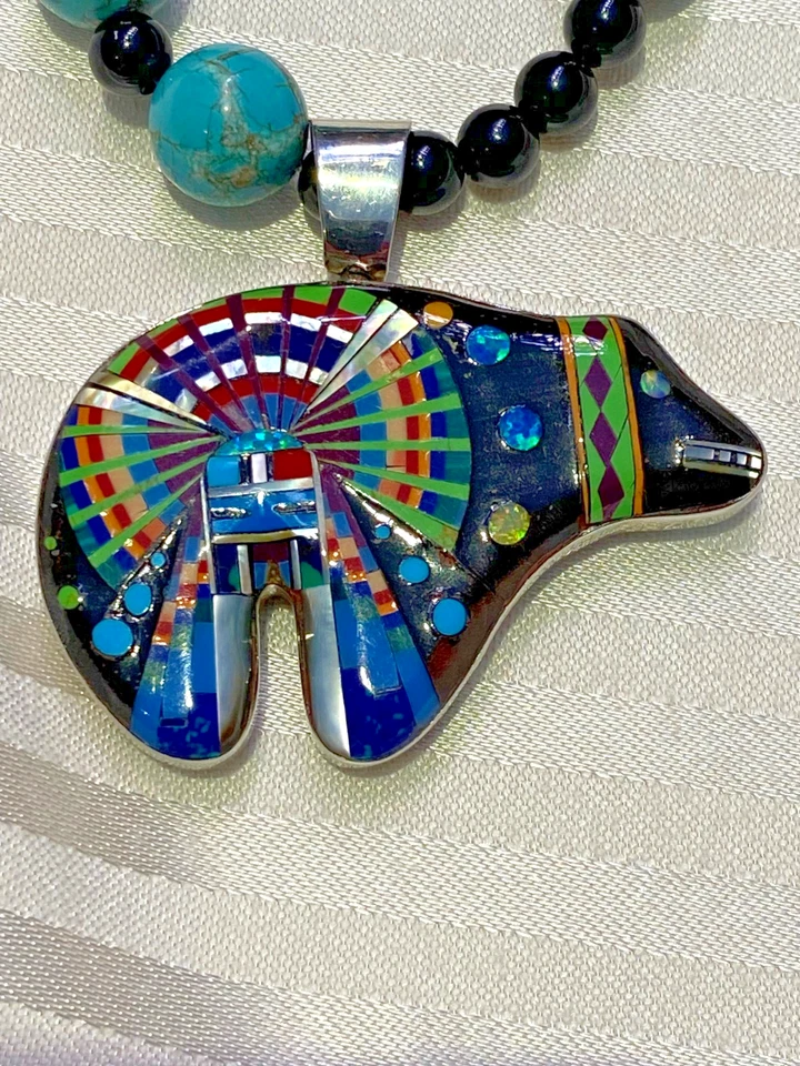 Collar colgante de oso con incrustaciones de doble cara. Turquesa, coral, madreperla Foto 3 de 4