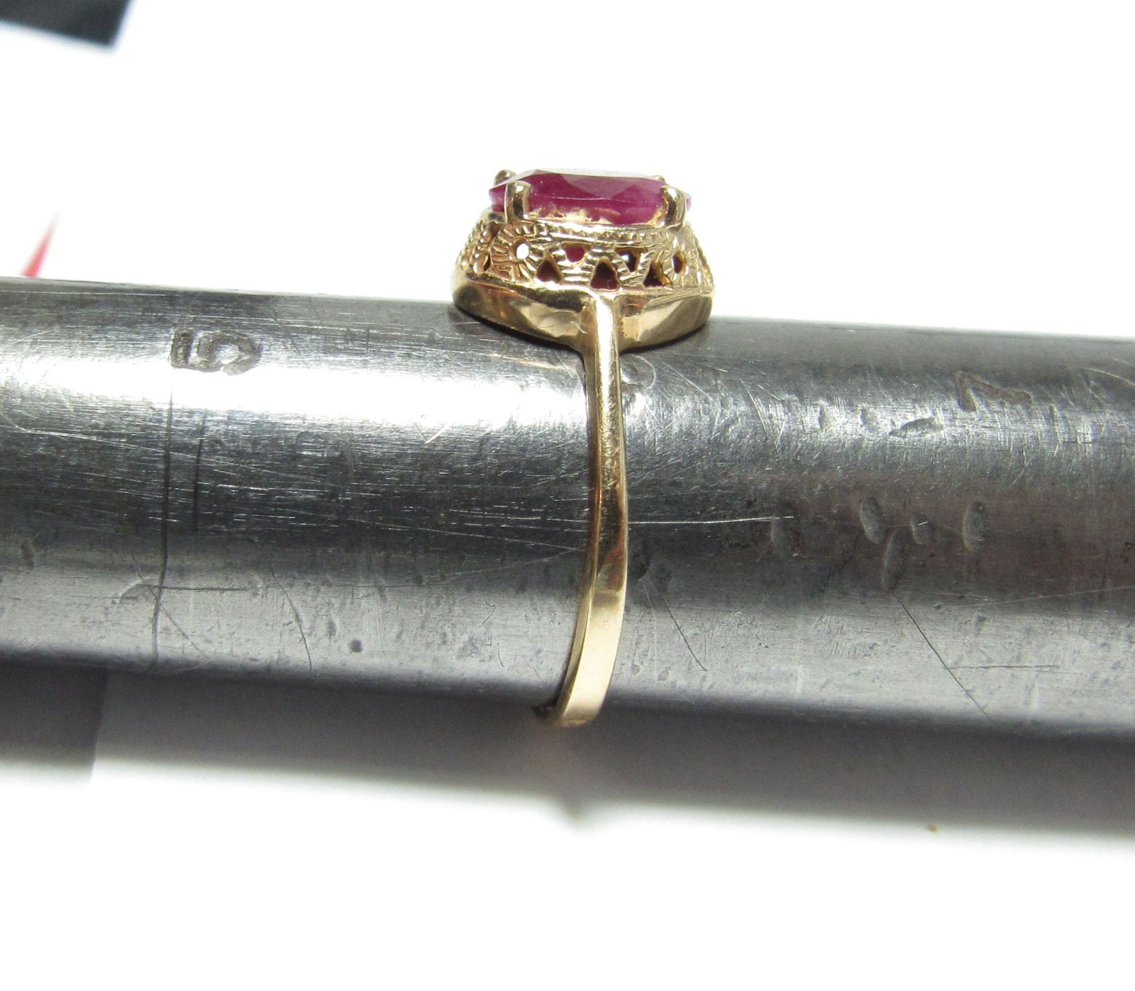 SOLID 10K GOLD RING WITH DEEP RED OVAL NATURAL RU… - image 3