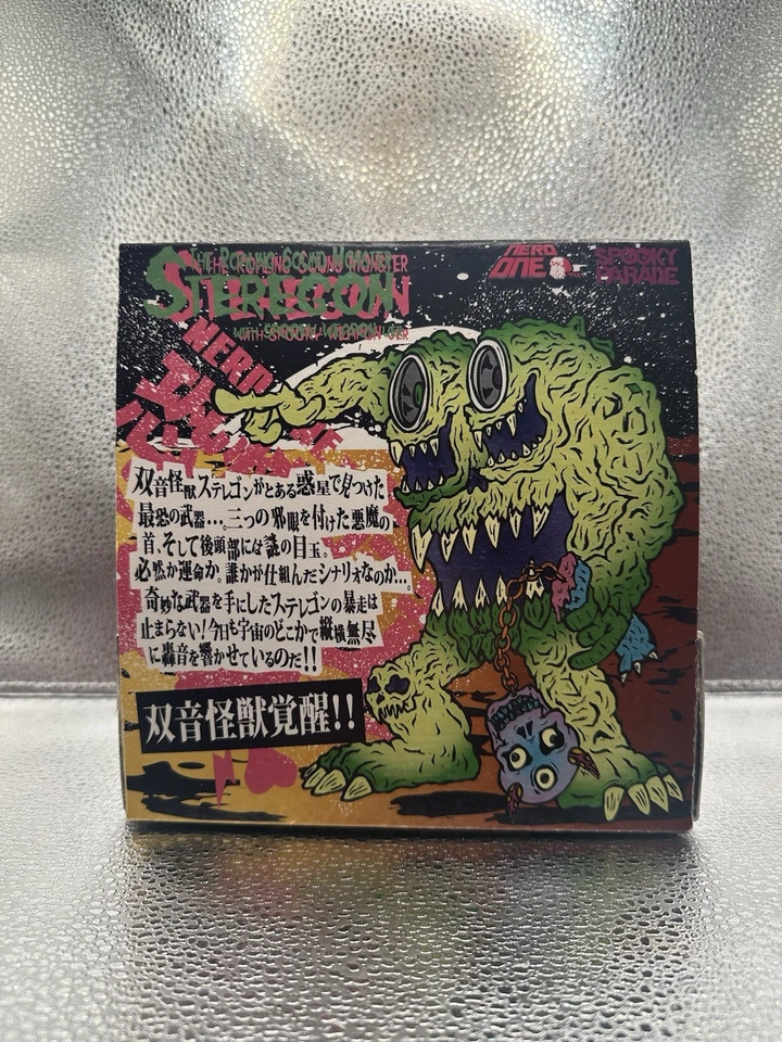 Figura Vinilo Limitada Nerd One X Spooky Parade Steregon Brilla en la Oscuridad Sofubi Foto 4 de 4