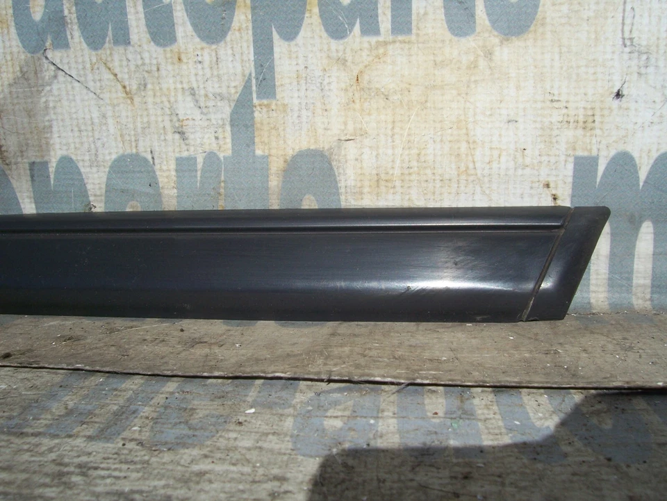 Mercedes Benz Clase E W124 1986-1989 OEM guardabarros delantero derecho moldura superior Foto 2 de 4