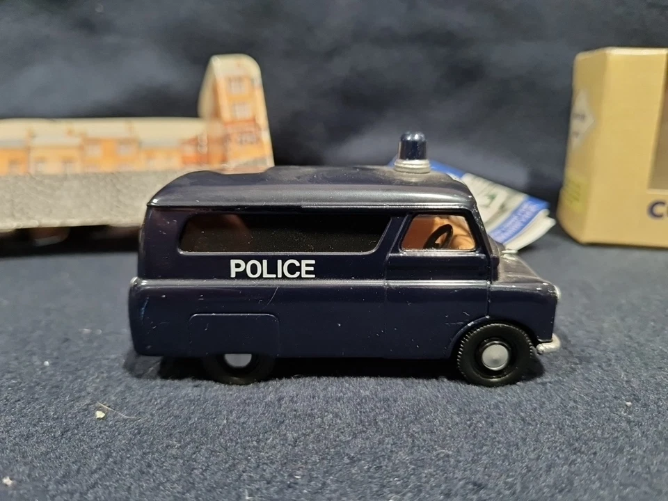 CORGI TOYS 99806 BEDFORD DORMOBILE POLICE SCALA 1/43  - Immagine 3 di 4