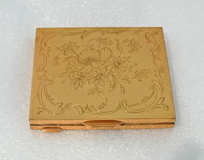 Poudrier vintage et son miroir rectangulaire en laiton doré et gravé de fleurs - Photo 1/4