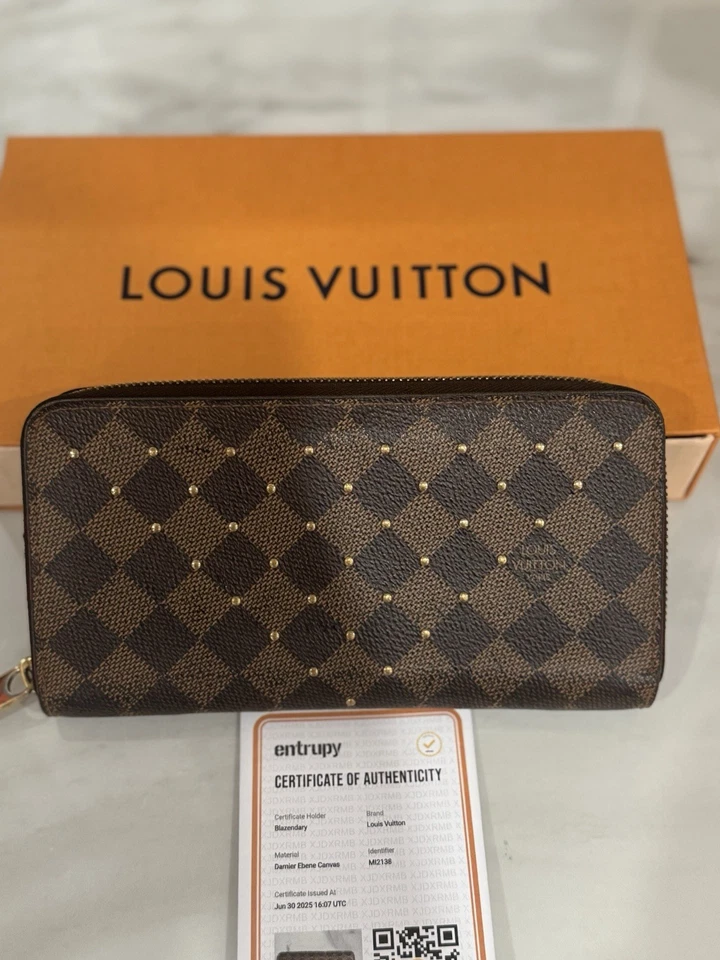 Cartera Louis Vuitton Damier Level Tachonada Continental Cremallera Cereza Certificado de Autenticidad Caja Polvo Foto 2 de 4
