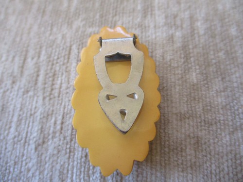 Abito vintage intagliato in bachelite clip butterscotch con intarsi intricati - Foto 6 di 12