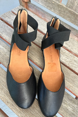 Gentle Souls by Kenneth Cole, Black leather Noa wedge sandal/shoe, size 8.5M