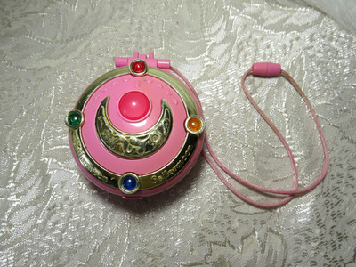 VINTAGE SAILOR MOON CRISIS PINK/GOLD ''JEWELED'' COMPACT LIGHT & SOUND 1995 BANDAI