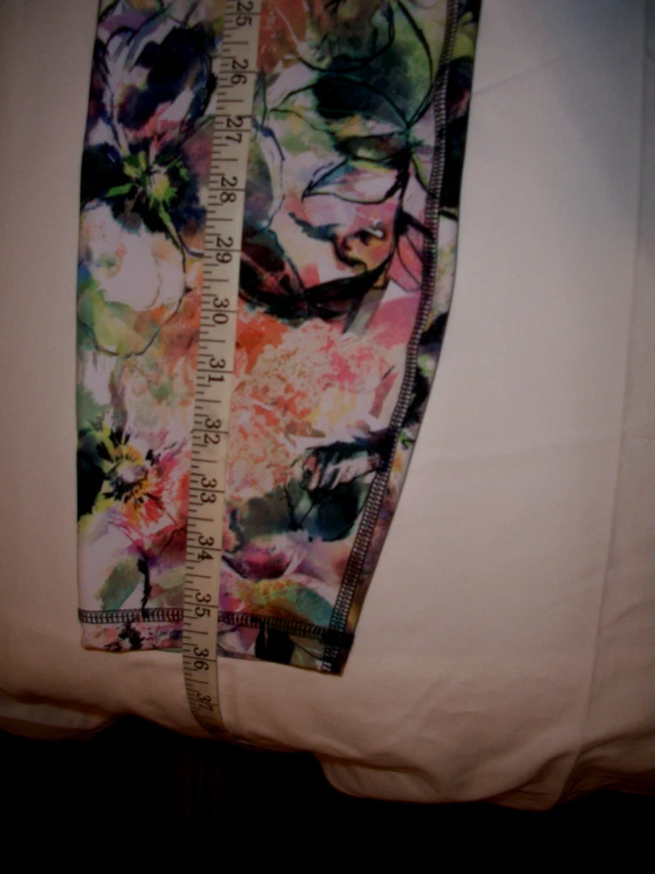 PANTALONES DE YOGA/EJERCICIO FLORAL BLANCO CON AZUL MARINO Y PASTEL--EXCELENTES Foto 3 de 4