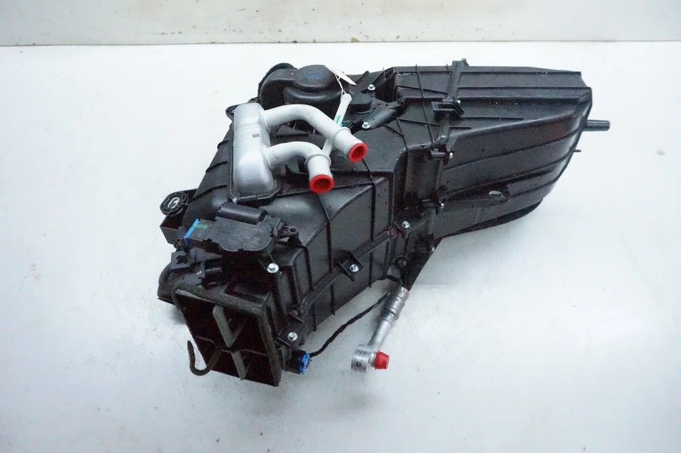 Carcasa del motor soplador trasero Audi Q7 2011-2015 OEM 4L0820004 Foto 3 de 4