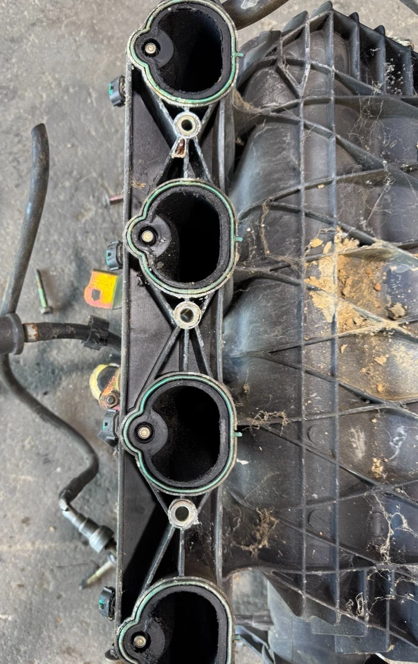 2004-2006 NISSAN ARMADA INTAKE MANIFOLD (P)140017S005 Foto 3 de 4