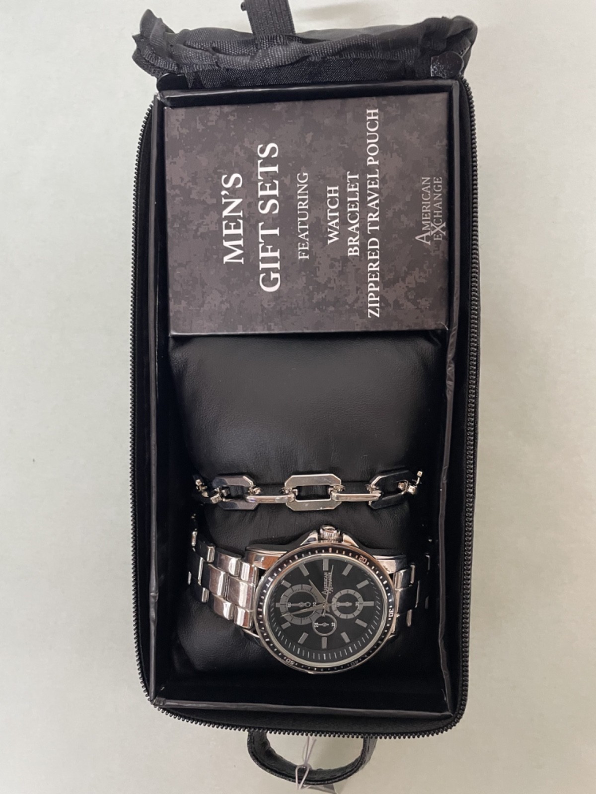 Coffret cadeau homme original avec montre de style, bracelet tendance et trousse de voyage
