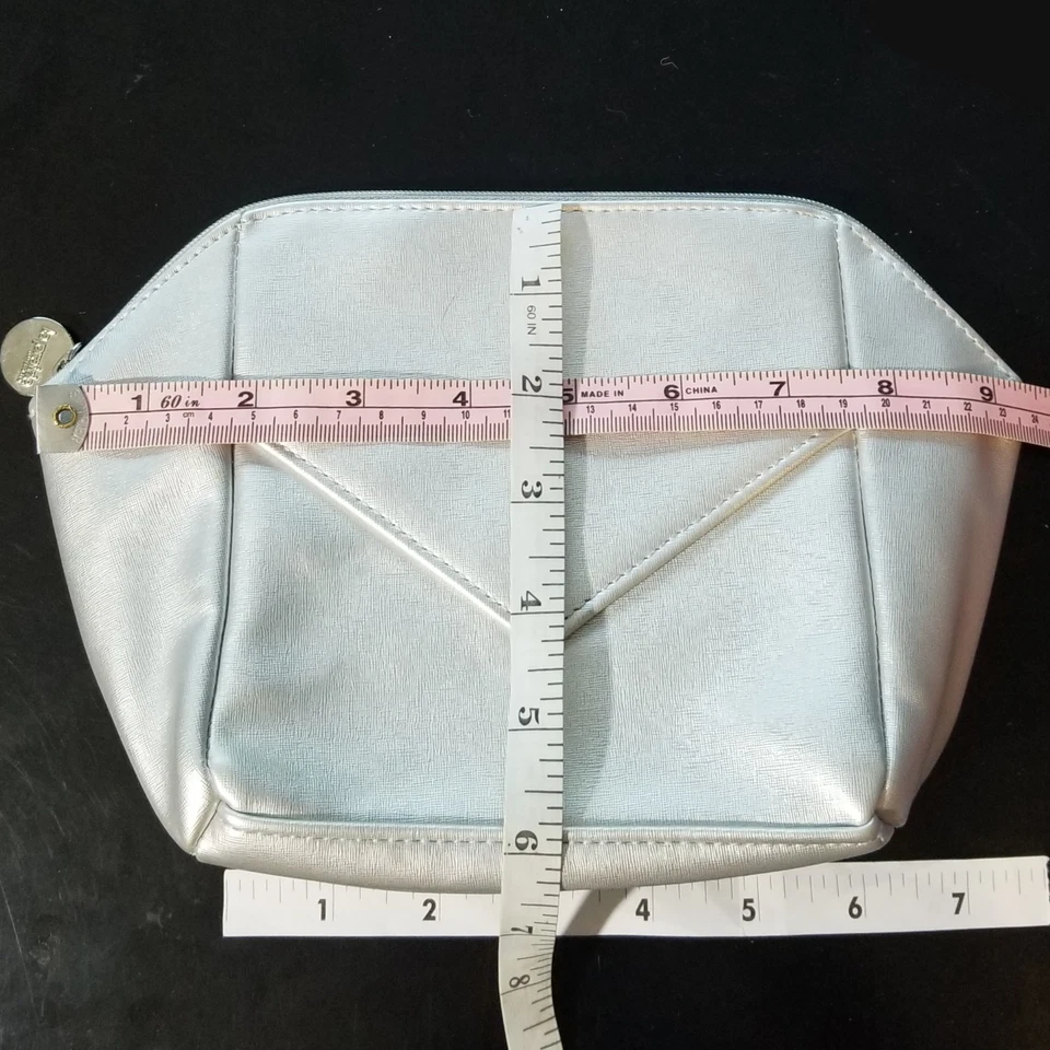 La Prairie 瑞士化妆品化妆包金属银色小袋二手状况完好 — 第 4/4 张图片