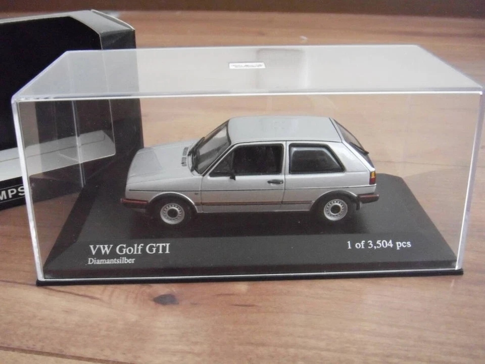 Coche diecast Minichamps VW Golf GTI plateado 1/43 Foto 3 de 4