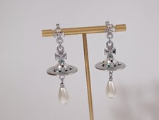 Vivienne Westwood- Boucles d'oreilles en plaqué argent, perles et planète.
