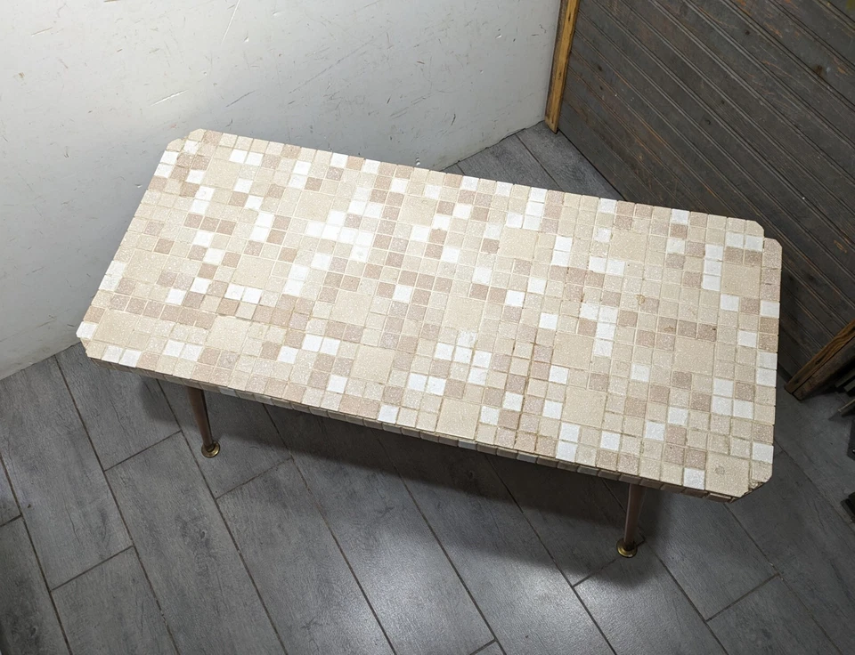 Mesa de centro moderna vintage de mediados de siglo con mosaico de azulejos atómicos Foto 3 de 4