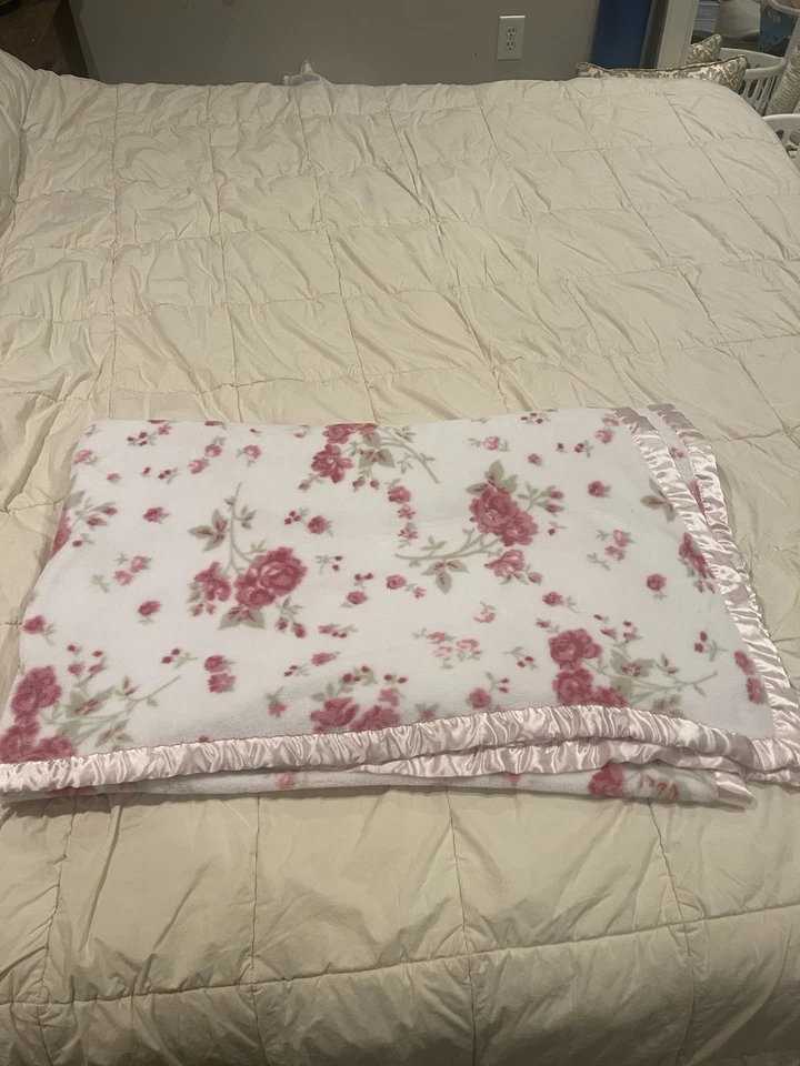 Shabby Chic TARGET single ply pink white flower blanket satin trim 69” x 87” - Image 4 of 4