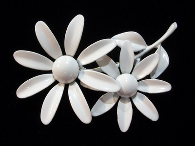 ViNTaGE MeTaL ENaMeL  DARLING DOUBLE WHITE DAISY  FLoWeR PiN/ BRooCH ((CUTE))