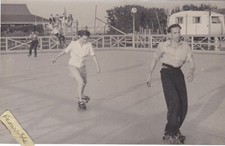 OLD PHOTO MAN WOMAN ROLLER SKATES CLACTON CARAVAN PARK SV 666