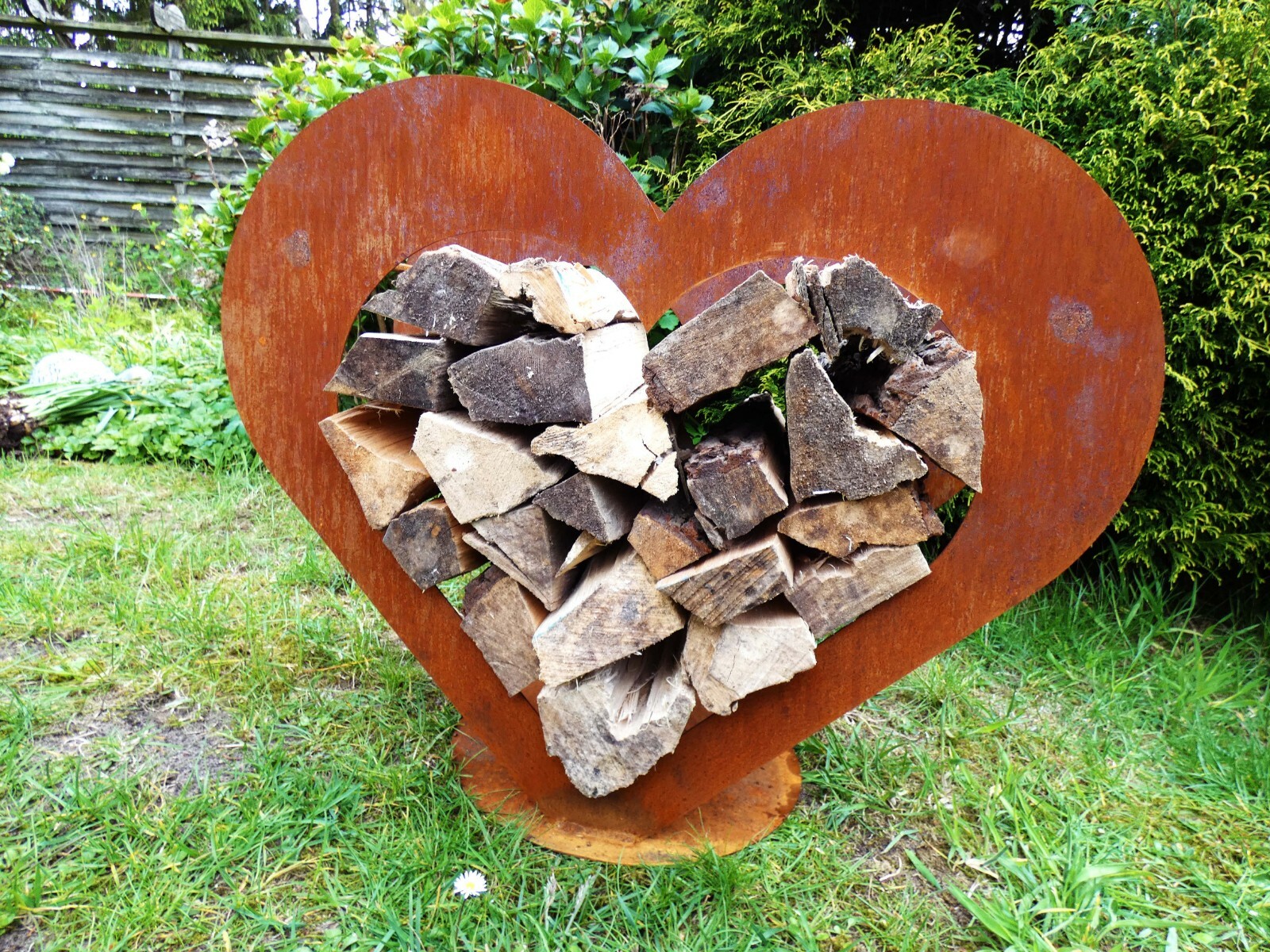 Herz aus Metall Rost Edelrost Rost Holzregal Garten