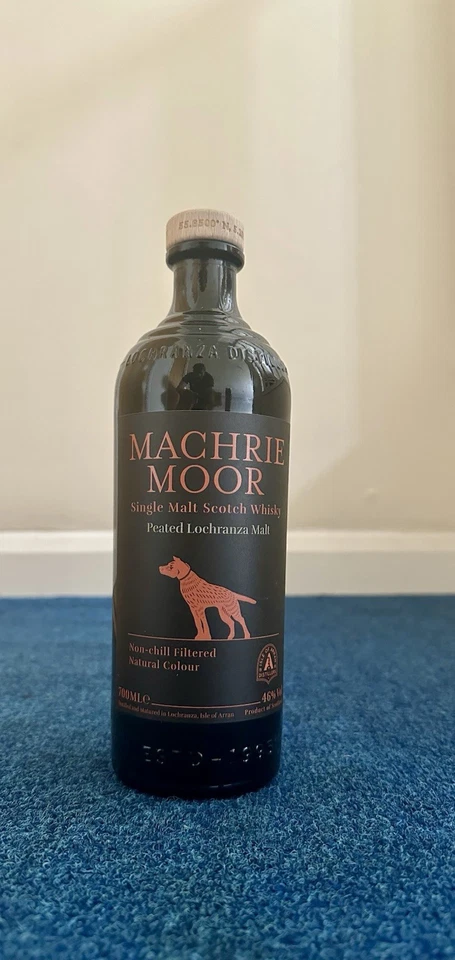 เหล้านอก Arran Machrie Moor: ขวดสีน้ำตาลอำพัน ทรงขวดด้านข้าง เน้นฉลากสวยงาม