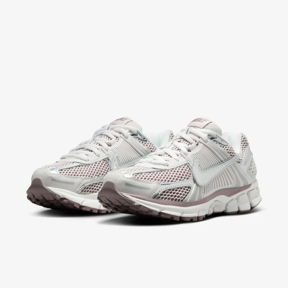 【NIKE】☆スニーカー☆ Women's Zoom Vomero 5 Nike Zoom Vomero 5 Vast Grey Metallic Silver Womans HV6417