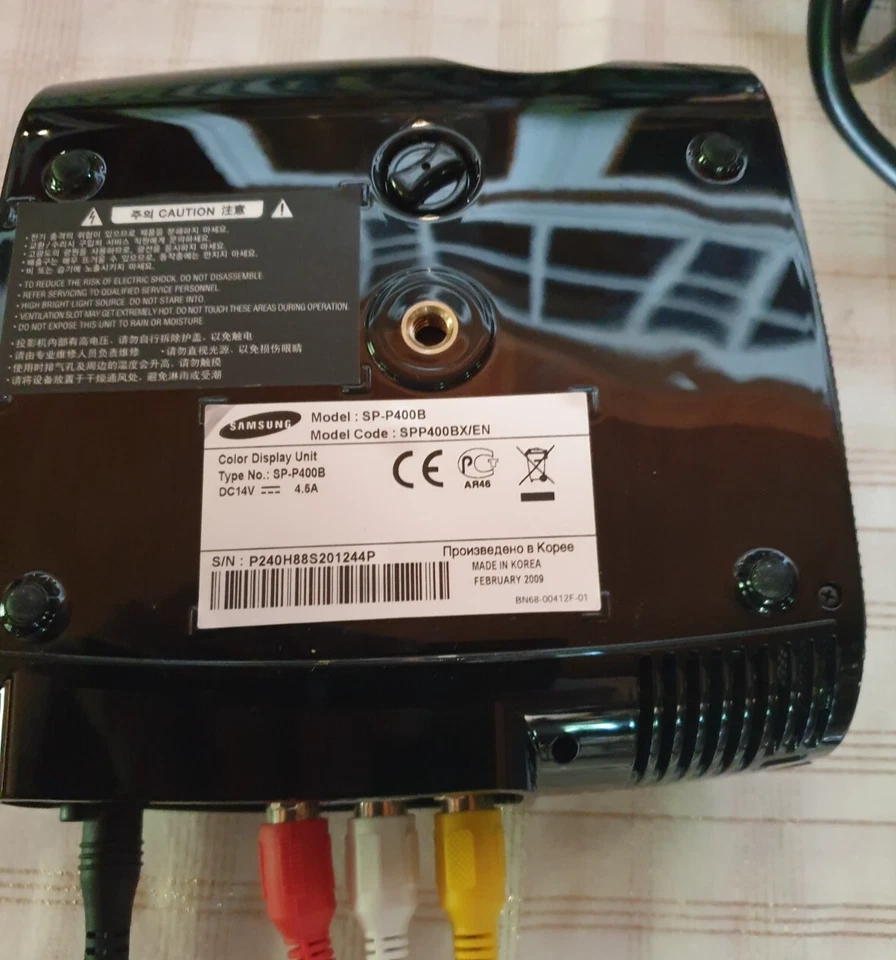 Kleiner handlicher LED-Beamer - mit Tasche, Netzteil, Anschlusskabel - Samsung - Bild 2 von 4